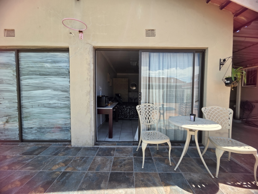 To Let 6 Bedroom Property for Rent in Riebeeckstad Free State